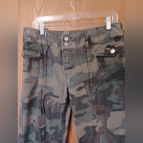 EUC green camo print bootcut leg jeans size 10 - Picture 8 of 13